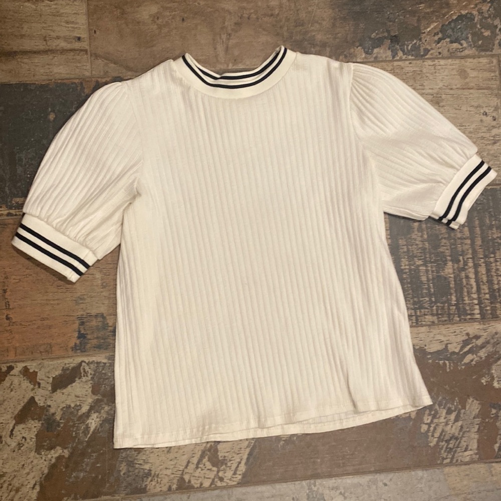 Womens white puffer sleeve shirt. Perfect for a basic white shirt outfit.